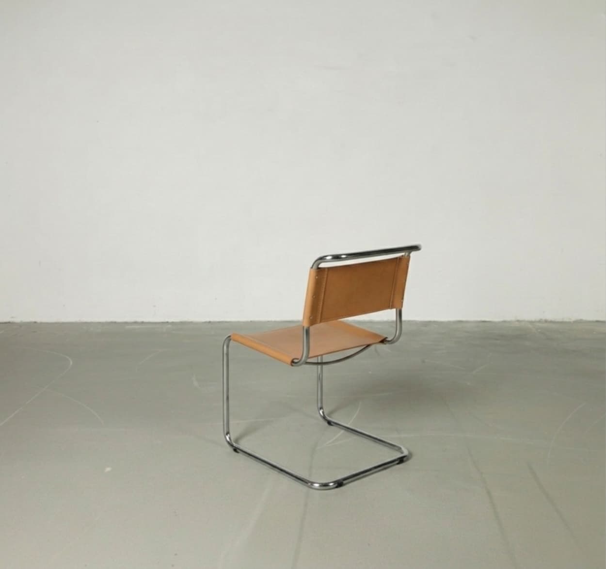 Krzesło z giętej stali wg proj. S33, M. Stam, brązowe, skóra naturalna - 261495