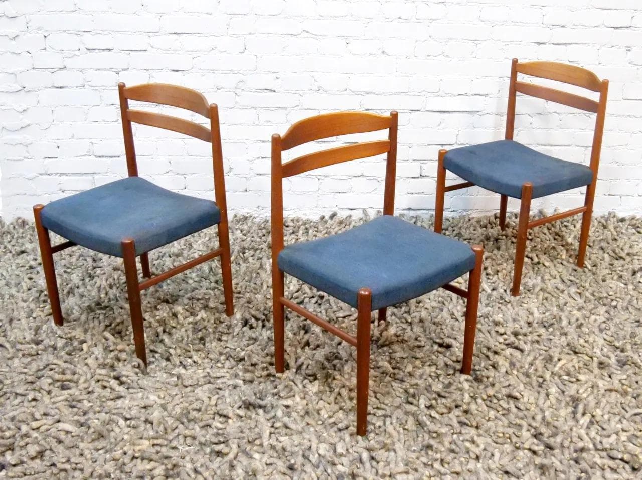 Komplet trzech krzeseł, teak brązowy, proj. C. Ekström, A. Johansson & S. Hyssna, Szwecja, lata 70. - 18494