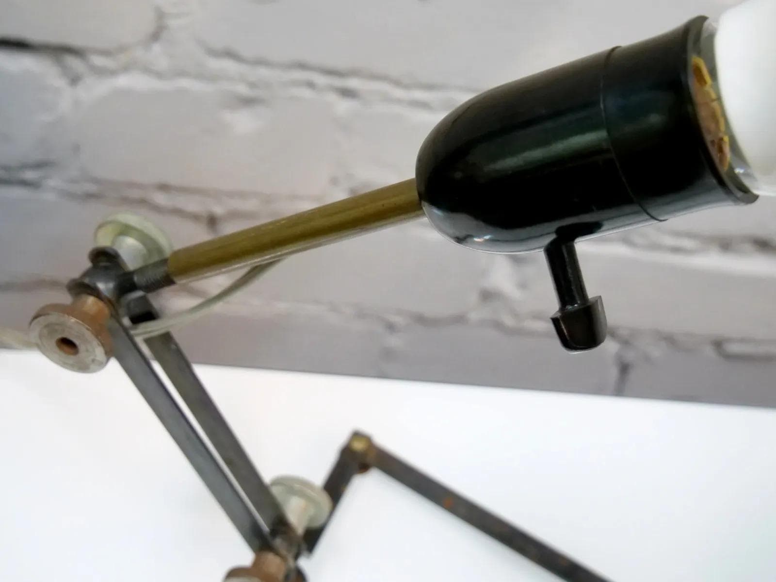 Lampa stołowa industrialna, czarny bakelit, metal, mosiądz, Polska, lata 40. - 18755