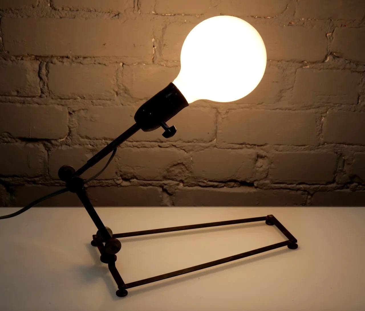 Lampa stołowa industrialna, czarny bakelit, metal, mosiądz, Polska, lata 40. - 18754