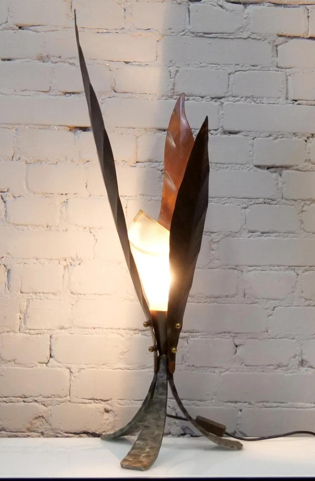 Lampa stołowa brutalistyczna, miedź kuty stal, proj. F. Zavarise, Włochy, lata 90. - 18733