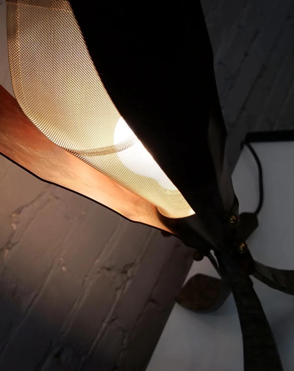 Lampa stołowa brutalistyczna, miedź kuty stal, proj. F. Zavarise, Włochy, lata 90. - 18735