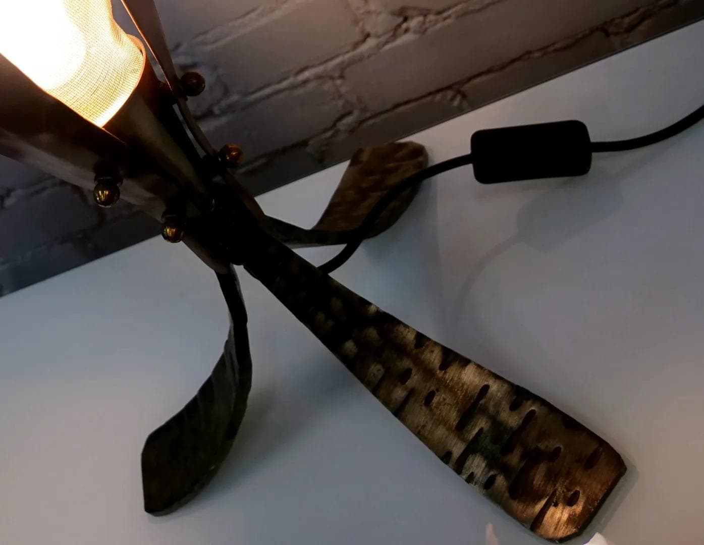 Lampa stołowa brutalistyczna, miedź kuty stal, proj. F. Zavarise, Włochy, lata 90. - 18730