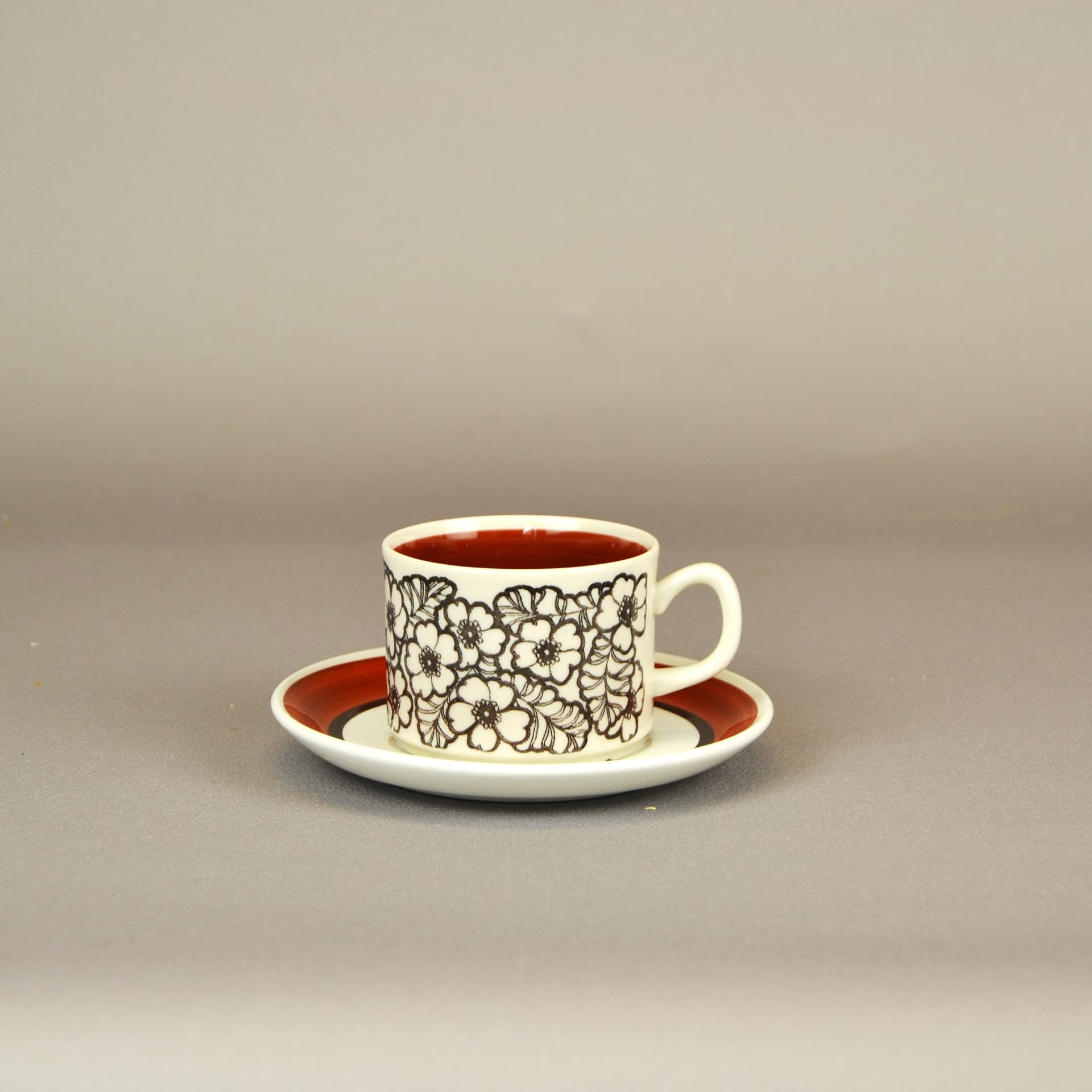 Filiżanka ze spodkiem Agneta, ceramika biała, proj. H. Ringström, Szwecja, lata 70. - 79349