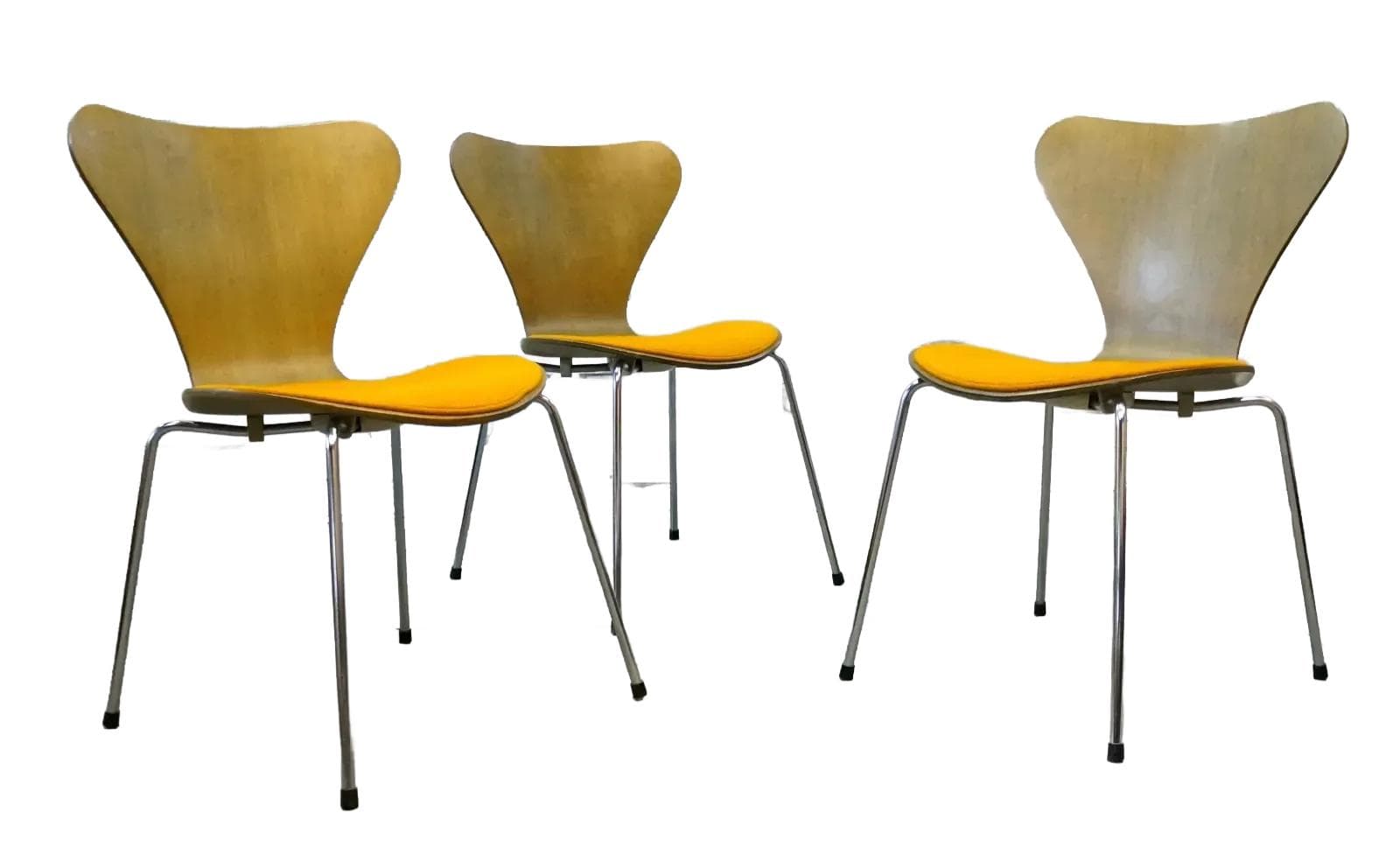 Zestaw trzech krzeseł Model 7, żółty, sklejka dębowa, proj. A. Jacobsen, dla Fritz Hansen, Dania, lata 70.
