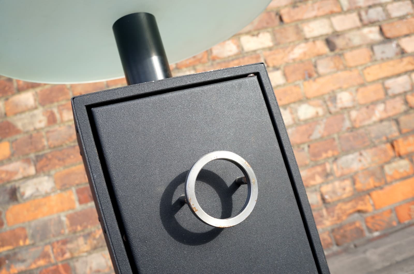 Stolik boczny brutalistyczny, czarny metal, szkło, Francja, lata 70. - 18603