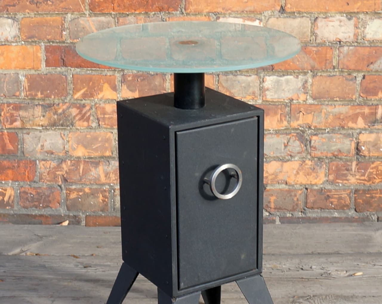 Stolik boczny brutalistyczny, czarny metal, szkło, Francja, lata 70. - 18600