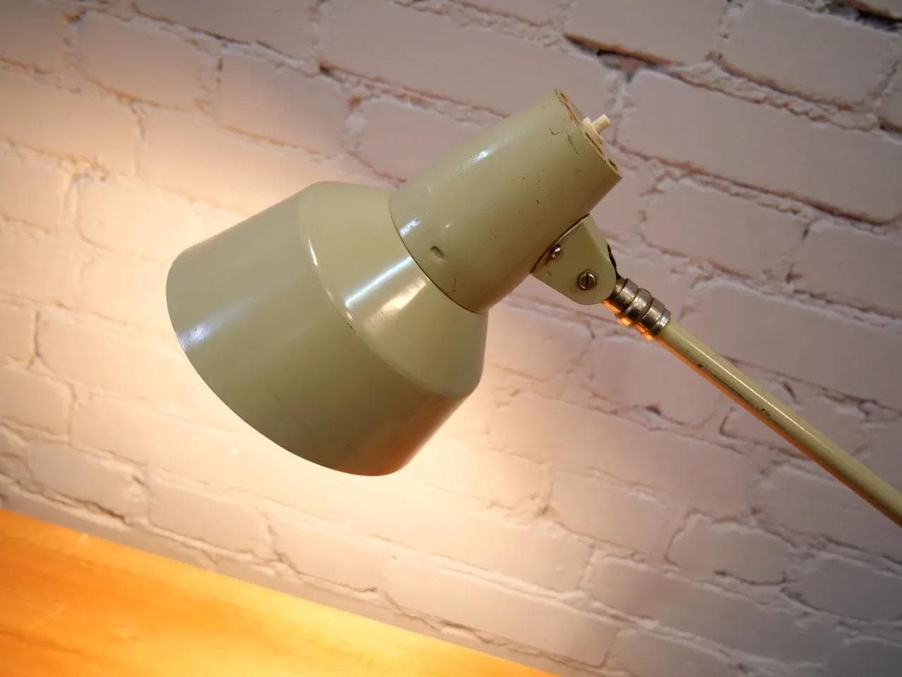 Jasnooliwkowa, metalowa lampa kreślarska, SIS, lata 50. - 18856