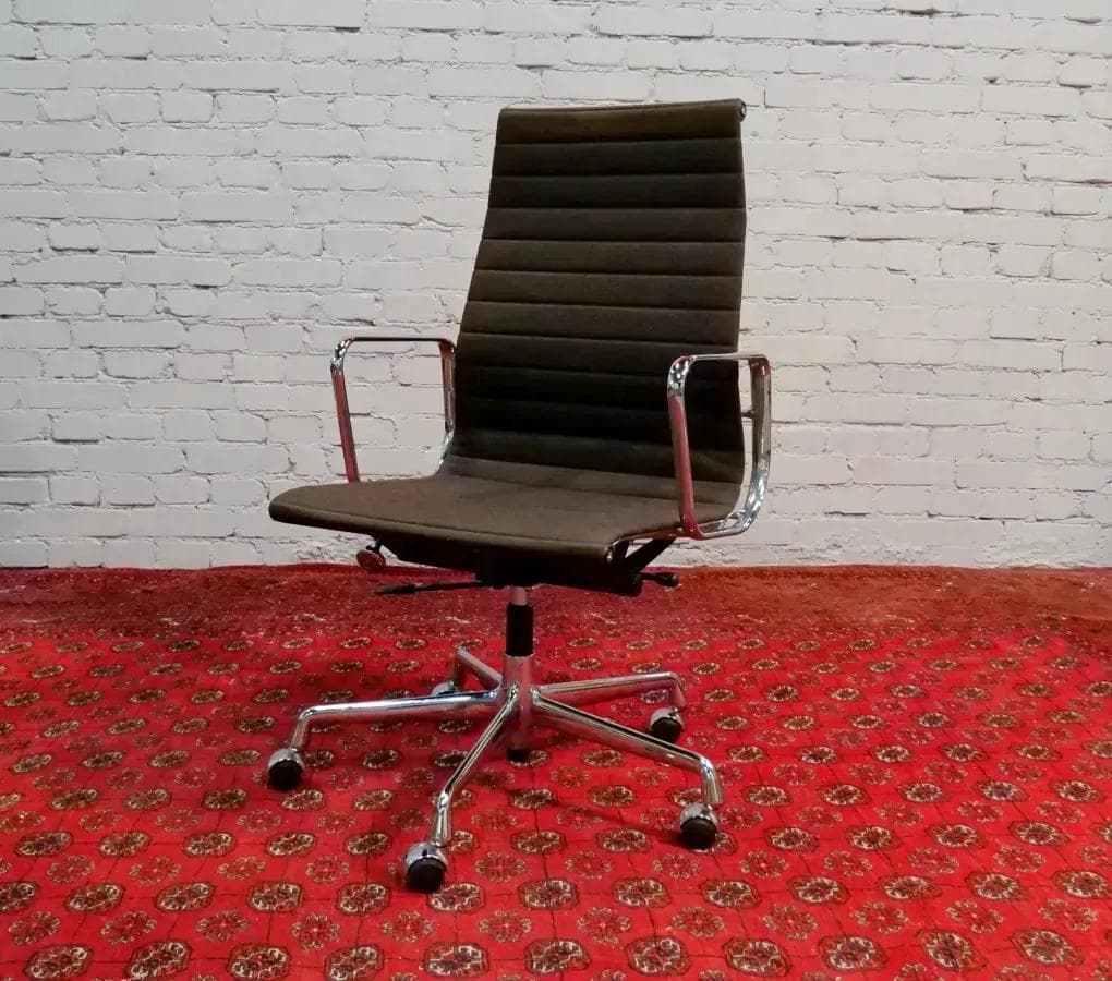 Fotel obrotowy Aluminium Group EA 337, Hopsak ciemnobrązowy, aluminium chromowane, proj. C. & R. Eames, Vitra, Szwajcaria, lata 70. - 18833