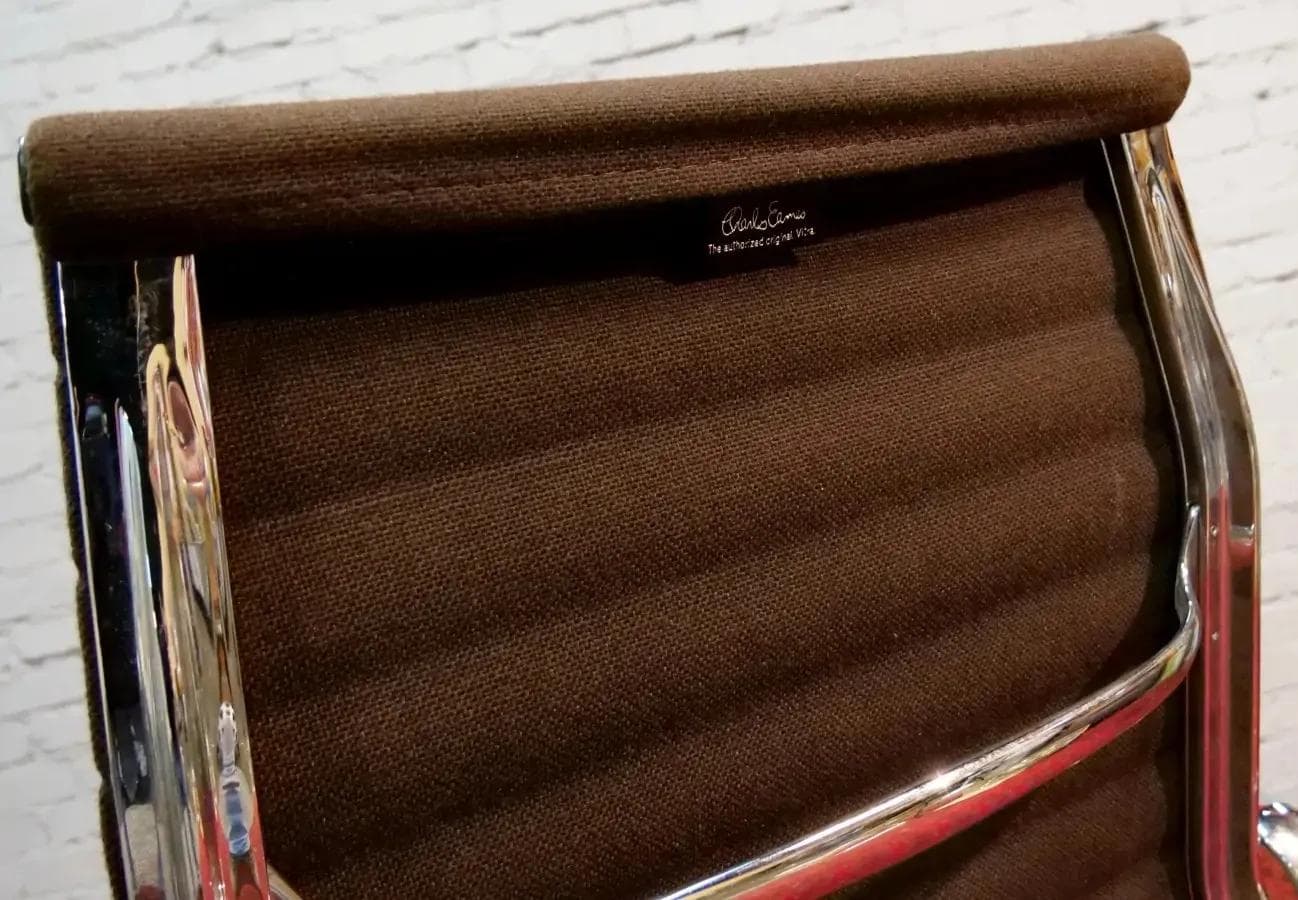 Fotel obrotowy Aluminium Group EA 337, Hopsak ciemnobrązowy, aluminium chromowane, proj. C. & R. Eames, Vitra, Szwajcaria, lata 70. - 18835