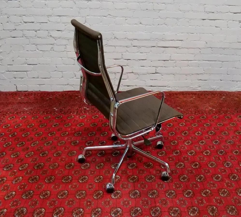 Fotel obrotowy Aluminium Group EA 337, Hopsak ciemnobrązowy, aluminium chromowane, proj. C. & R. Eames, Vitra, Szwajcaria, lata 70. - 18831