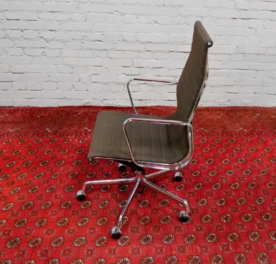 Fotel obrotowy Aluminium Group EA 337, Hopsak ciemnobrązowy, aluminium chromowane, proj. C. & R. Eames, Vitra, Szwajcaria, lata 70. - 18830