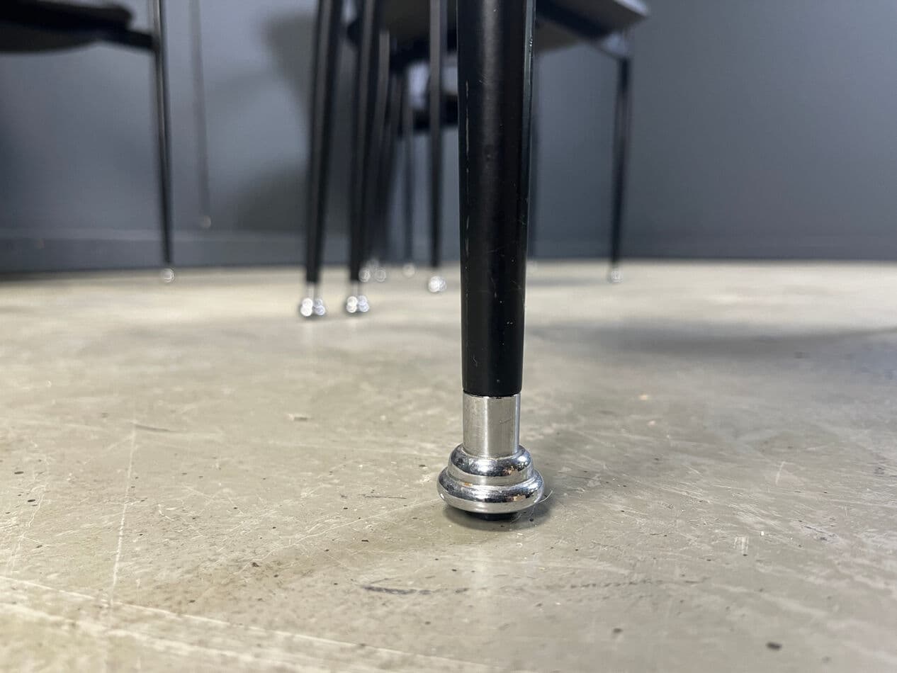 zestaw sześciu foteli jadalnianych, skóra czarna, metal czarny, Arrben, Włochy, lata 80. - 275049