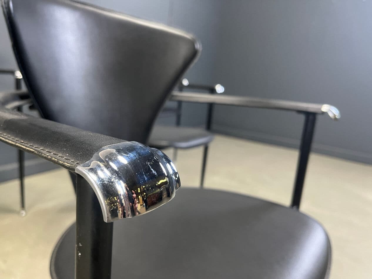 zestaw sześciu foteli jadalnianych, skóra czarna, metal czarny, Arrben, Włochy, lata 80. - 275050