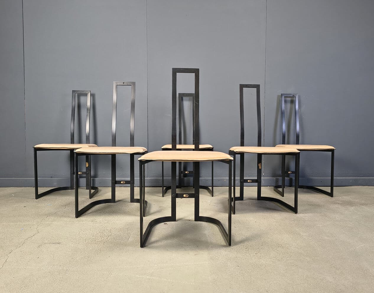 komplet sześciu krzeseł jadalnianych, postmodernizm, skóra beżowa, metal czarny, proj. G. Rinaldi, Włochy, lata 80. - 274550