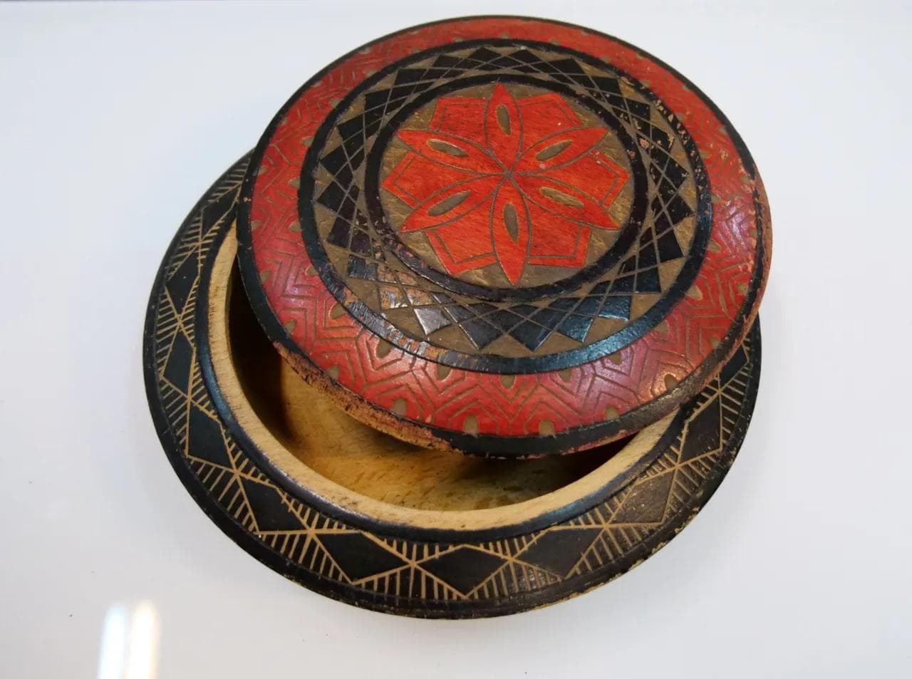 Czarno-czerwone drewniane puzderko na biżuterię, Holandia, lata 50. - 19173