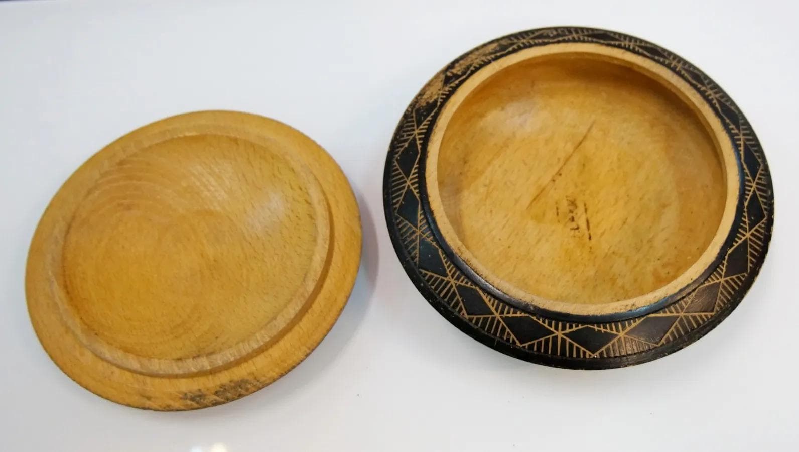 Czarno-czerwone drewniane puzderko na biżuterię, Holandia, lata 50. - 19174