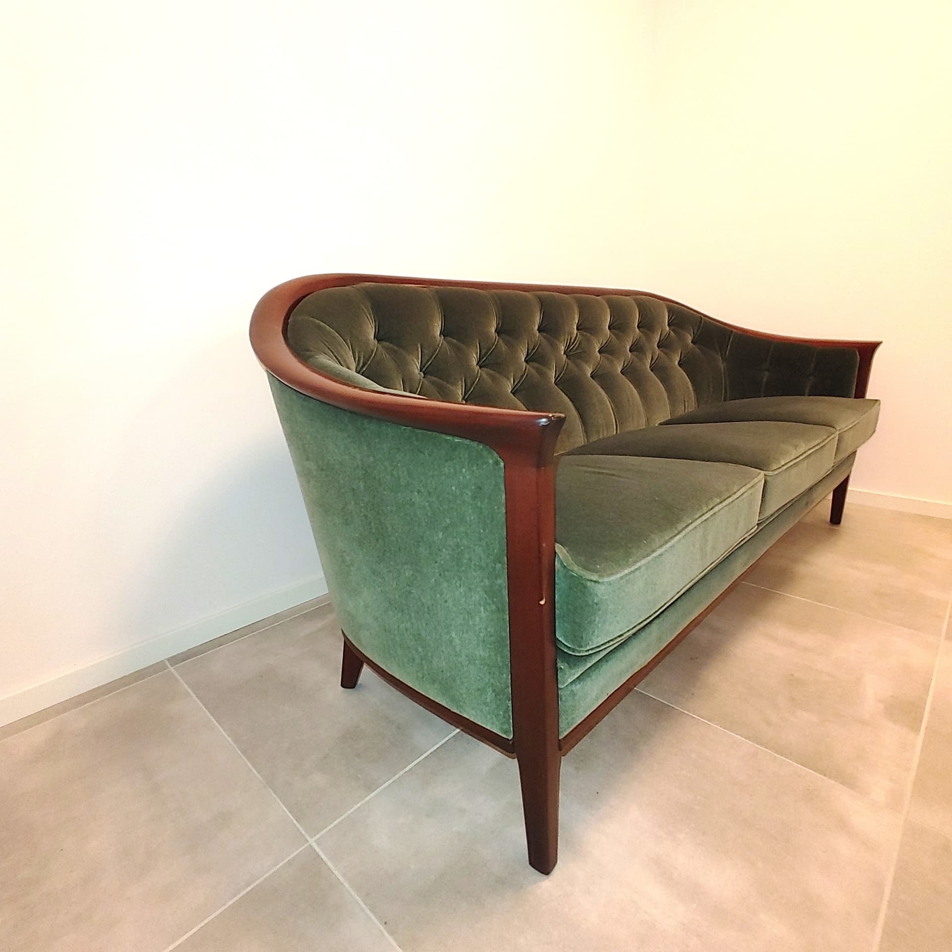 Sofa Aristokrat, olive velvet, walnut, by B. Fragd, Fridhagen, Sweden, 1960s. - 79313