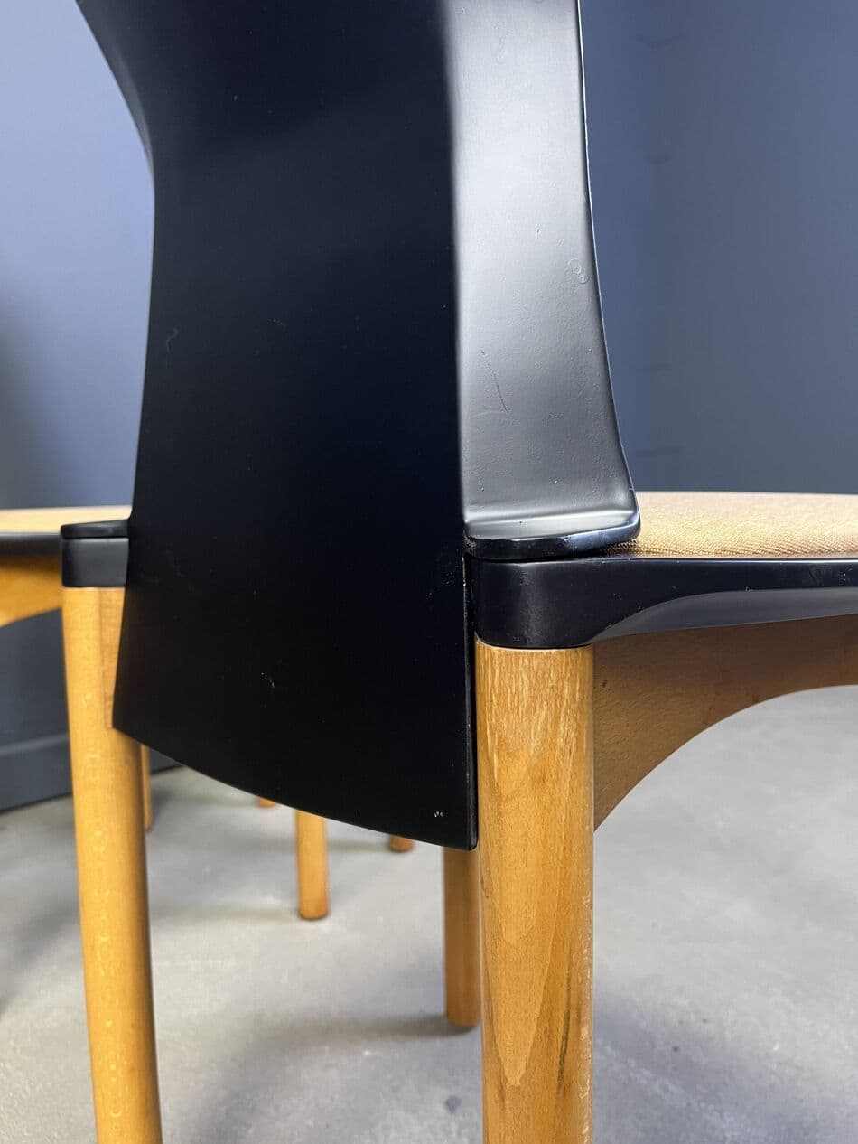 Komplet krzeseł jadalnianych Pelope, drewno czarne, beżowa tkanina, proj. F. Binfarè, Cassina, Włochy, lata 90. - 272776