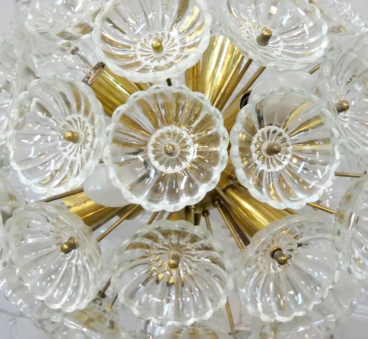 Kryształowo-mosiężny żyrandol, proj. E. Stejnar dla VEB Kristallleuchte Ebersbach, Niemcy, lata 60. - 19103