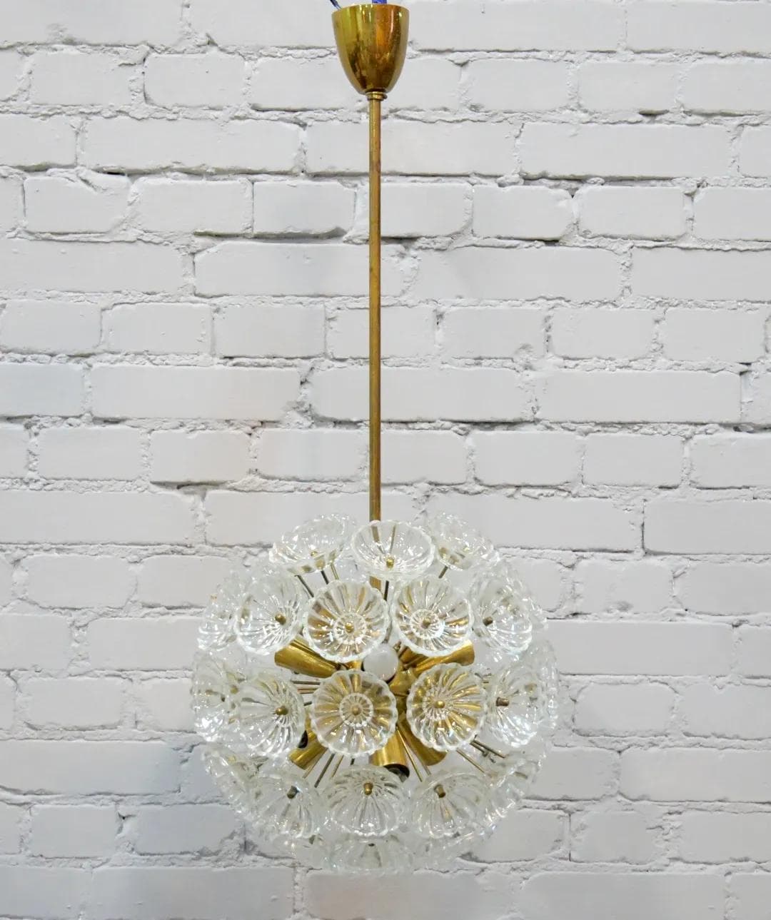 Kryształowo-mosiężny żyrandol, proj. E. Stejnar dla VEB Kristallleuchte Ebersbach, Niemcy, lata 60. - 19100