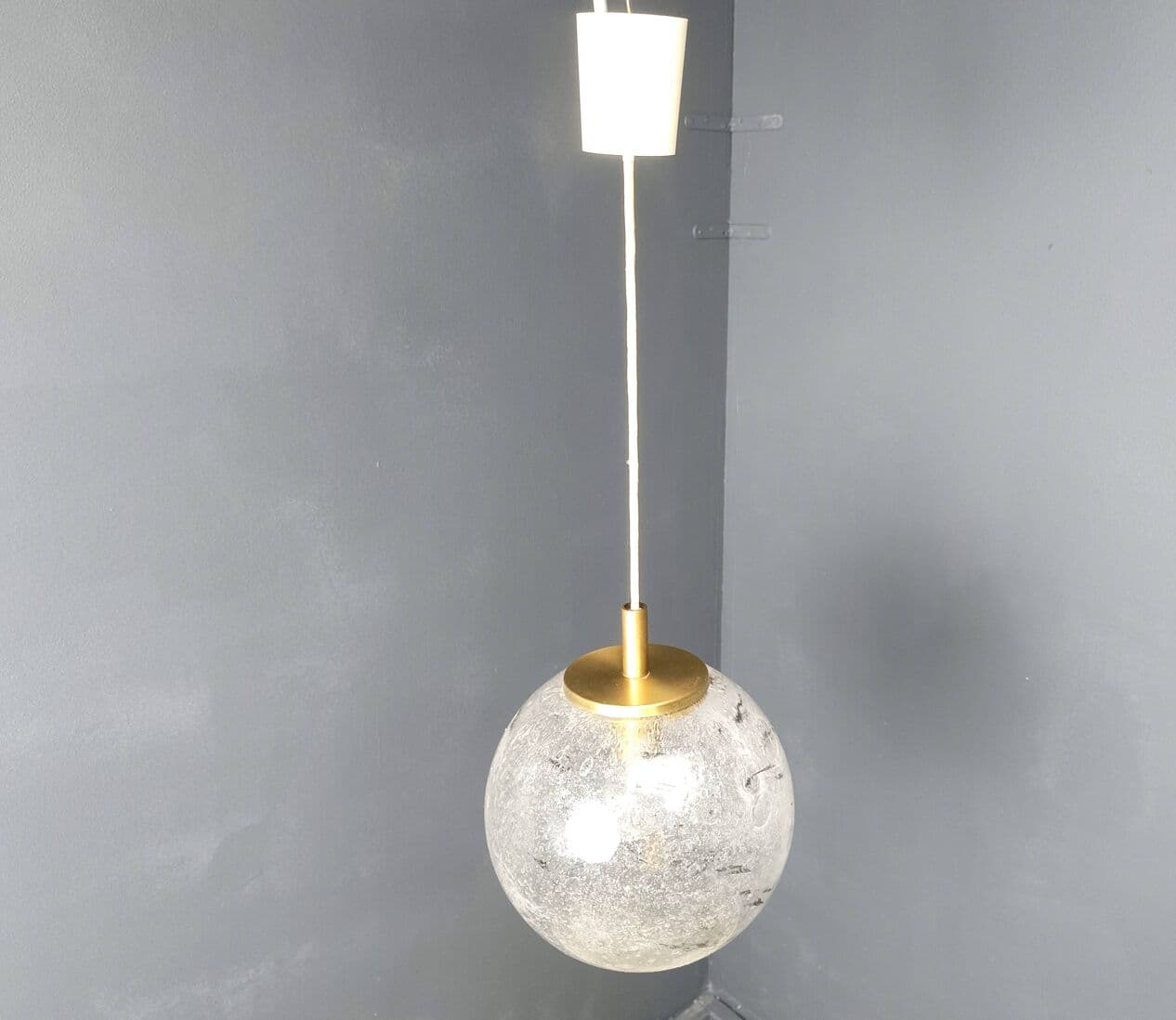 Lampa wisząca, kula, szkło przezroczyste, metal złoty, Doria Leuchten, Niemcy, lata 60. - 272190
