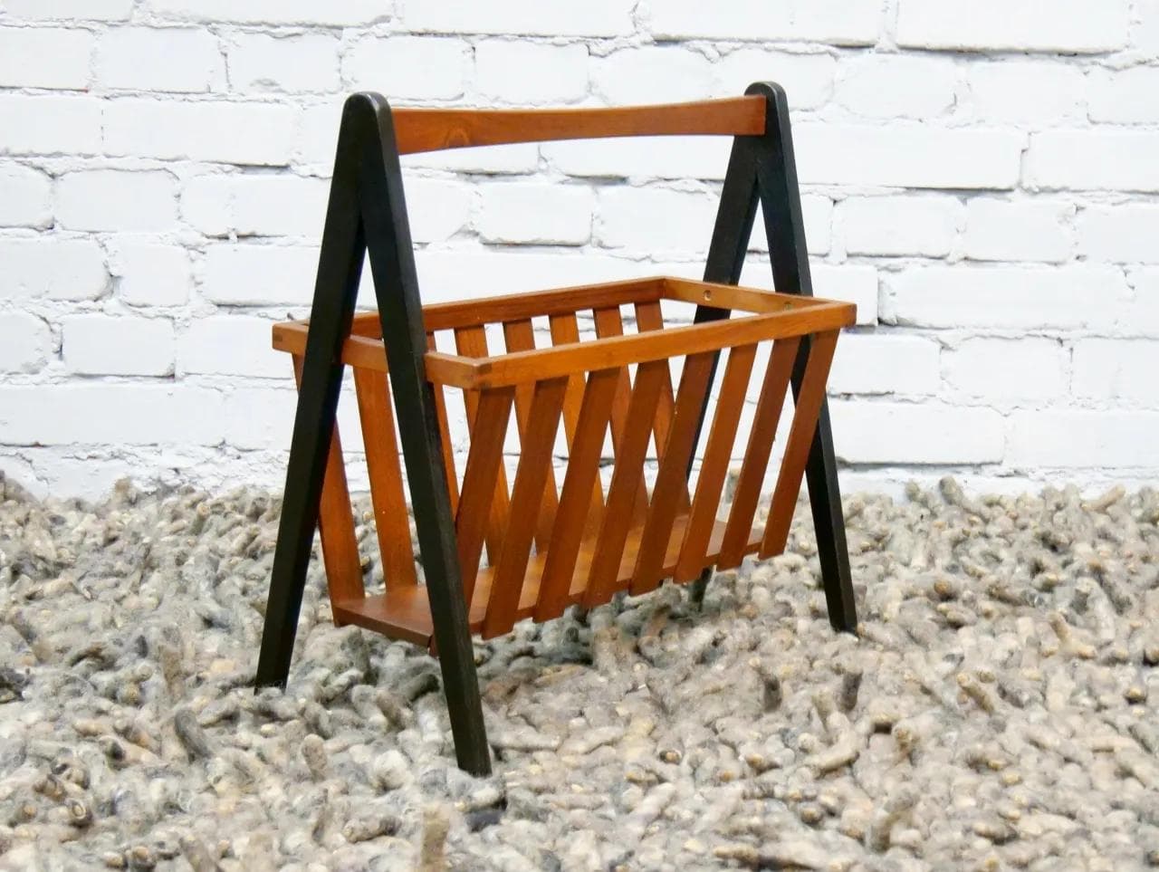 Gazetnik, brązowy teak, drewno czarne, Dania, lata 60. - 19285