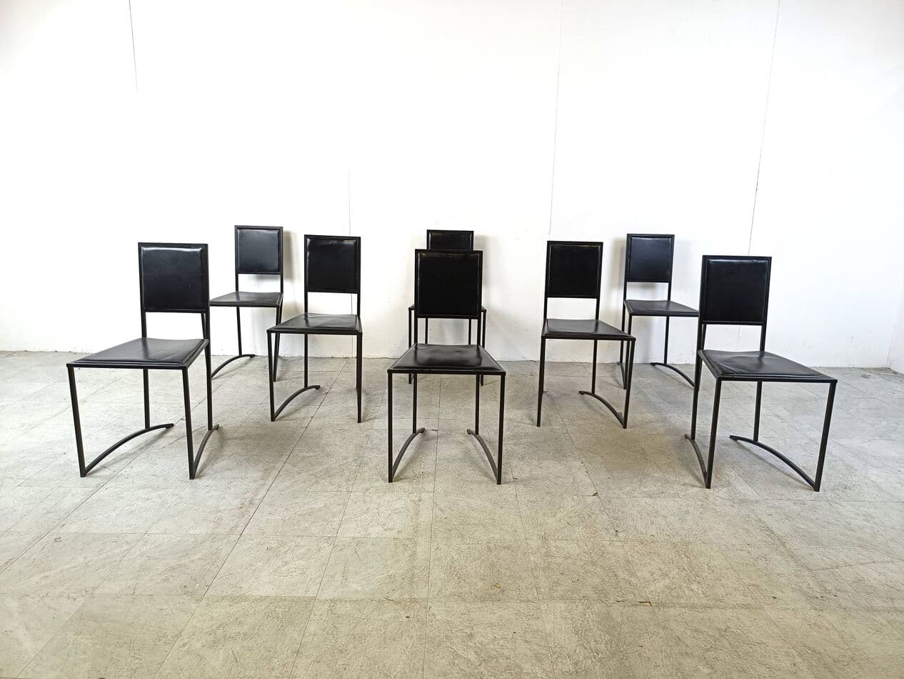 komplet 8 krzeseł do jadalni postmodernistycznych, skaj czarny, metal czarny, Włochy, lata 80. - 270404