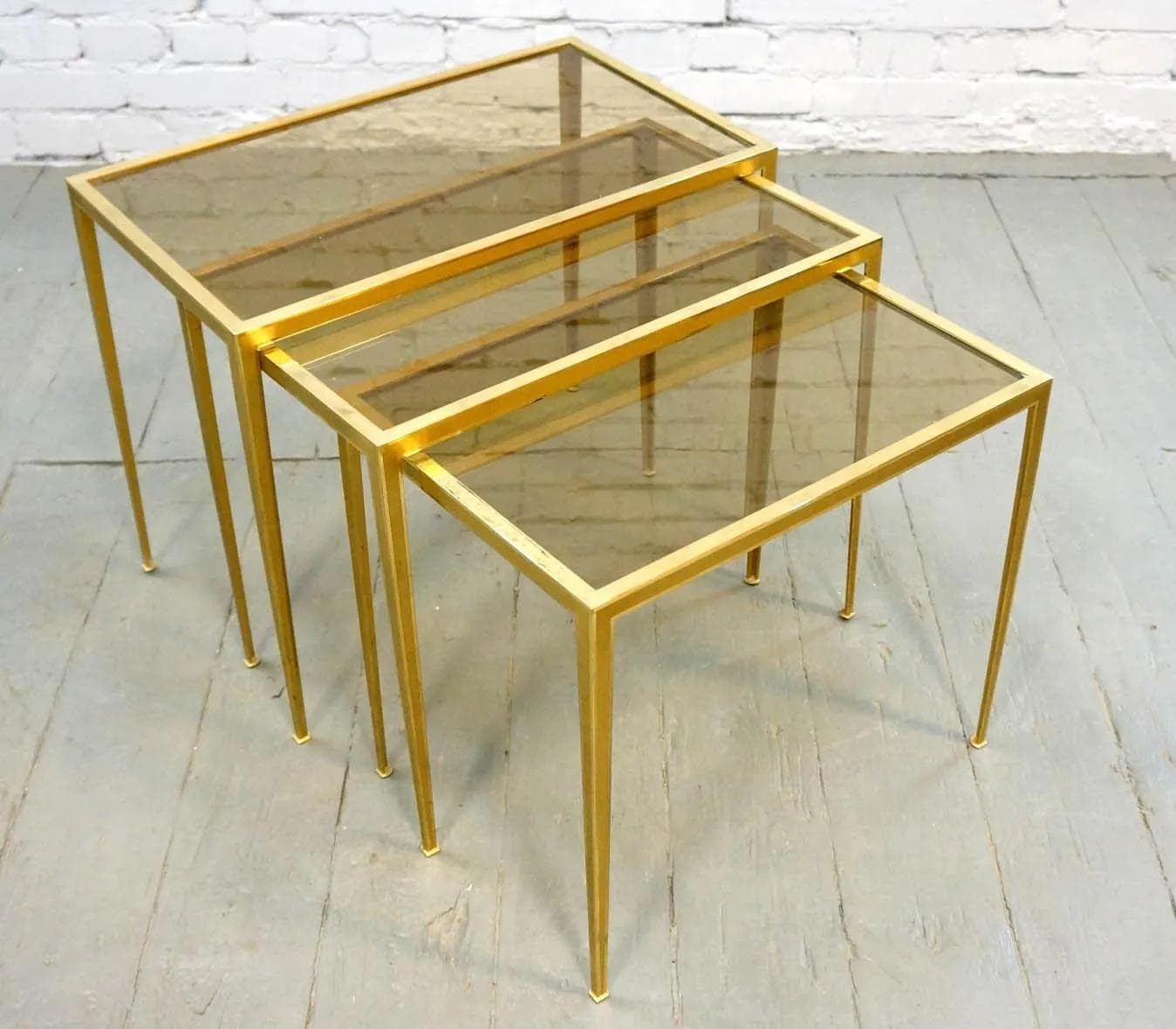 Komplet trzech stolików, mosiądz złocisty, szkło przezroczyste, Vereinigte Werkstätten, Niemcy, lata 60. - 19261