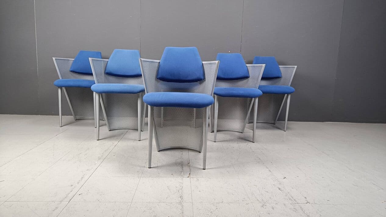 Komplet sześciu krzeseł jadalnianych postmodernistycznych, tkanina niebieska, metal, Belgia, lata 80. - 269508