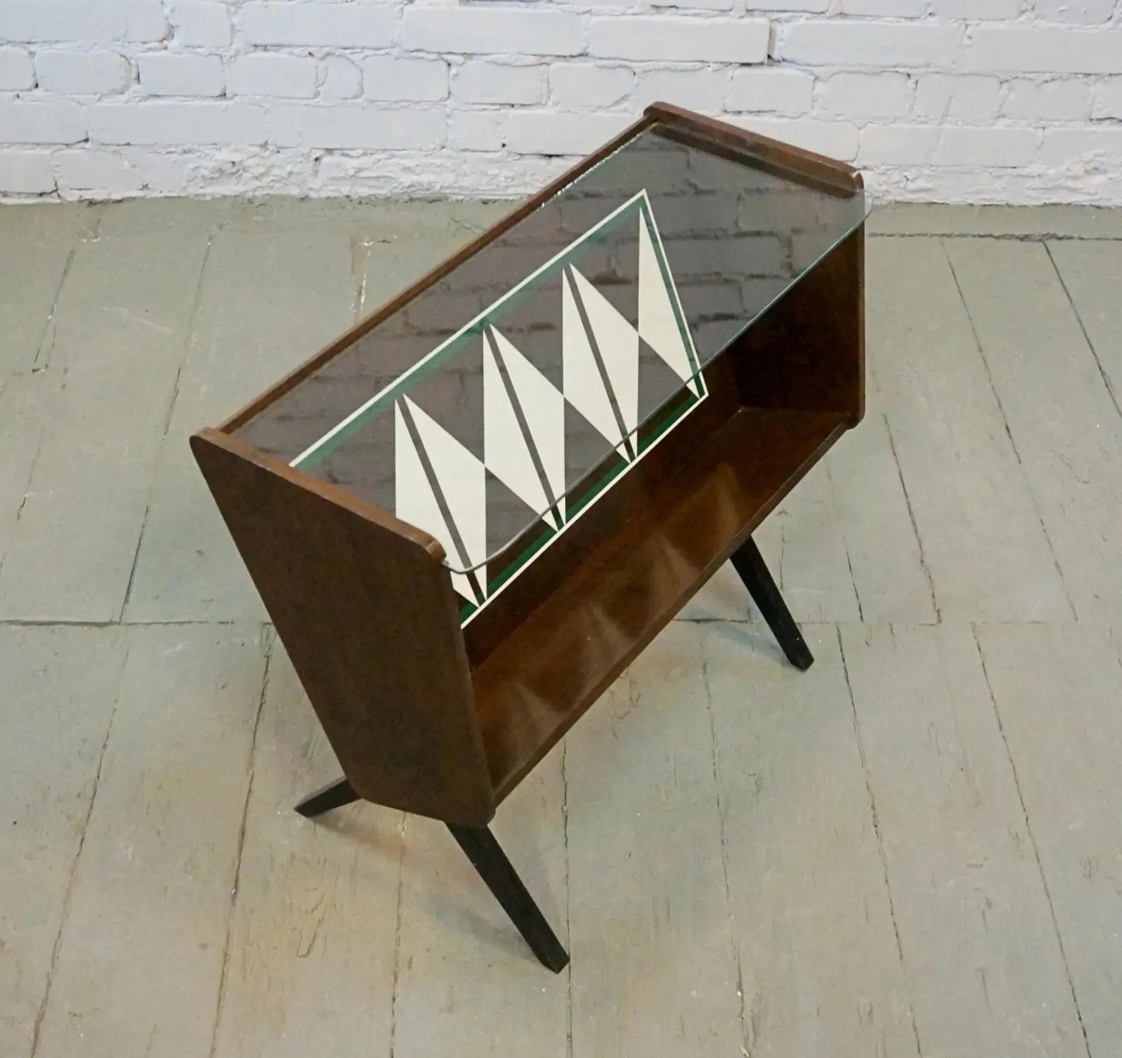 Stolik boczny z gazetnikiem, Space Age, drewno brązowy, szkło, Polska, lata 60. - 19391