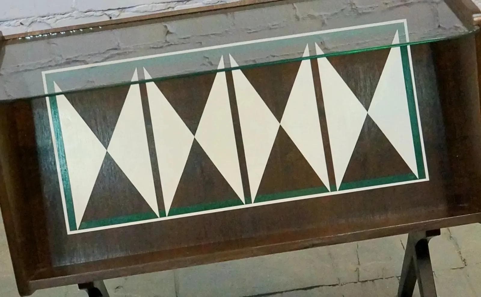 Stolik boczny z gazetnikiem, Space Age, drewno brązowy, szkło, Polska, lata 60. - 19389