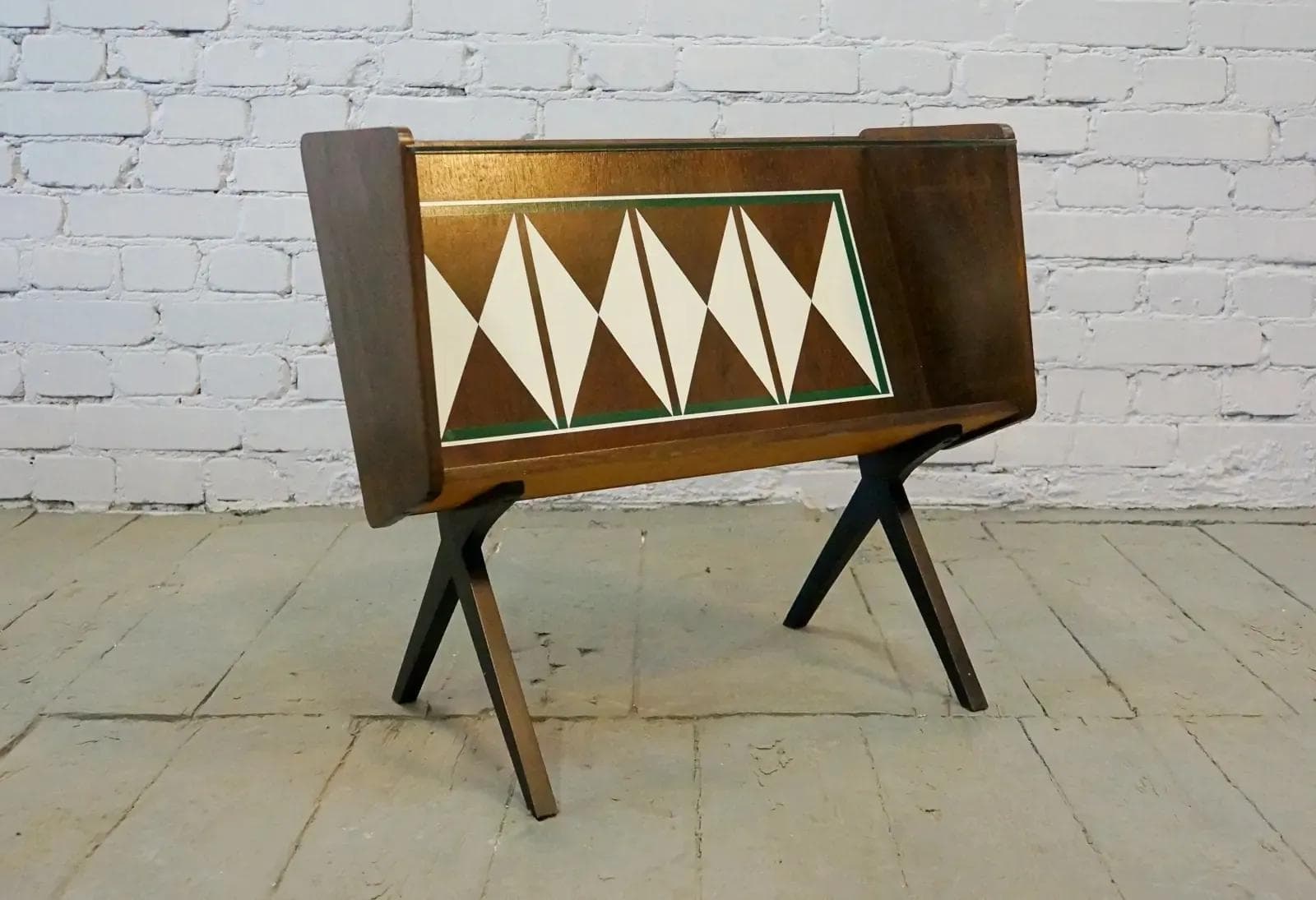 Stolik boczny z gazetnikiem, Space Age, drewno brązowy, szkło, Polska, lata 60. - 19390