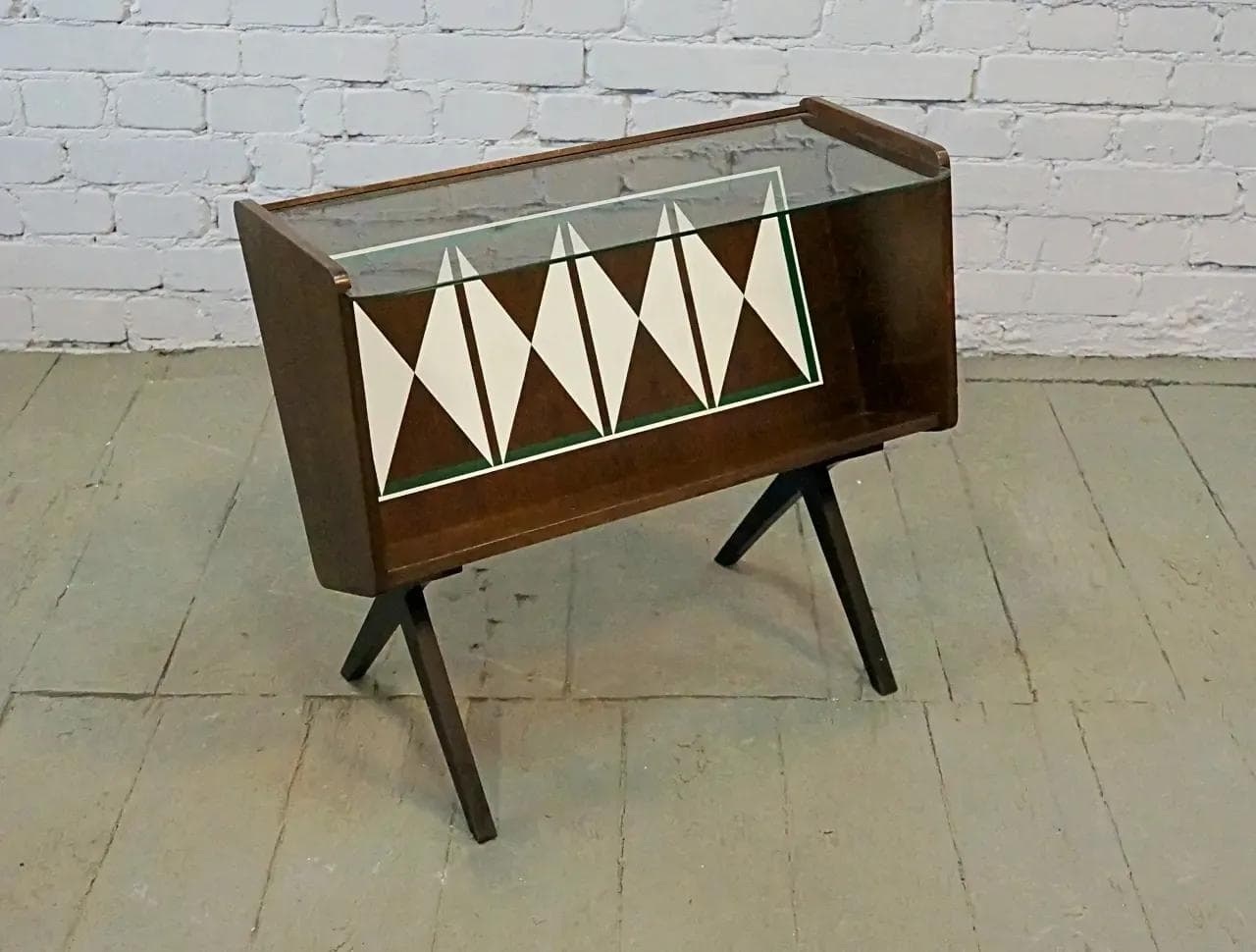 Stolik boczny z gazetnikiem, Space Age, drewno brązowy, szkło, Polska, lata 60. - 19387