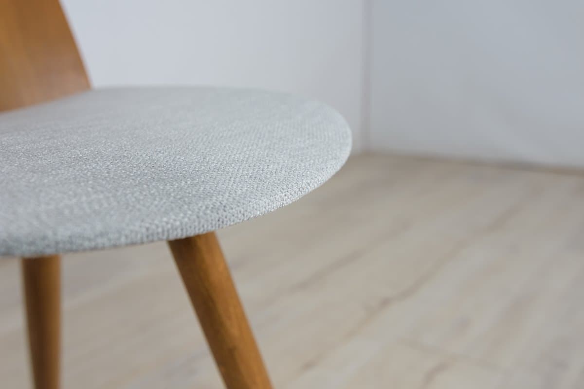 Komplet czterech krzeseł, dąb jasnoszary, szara tkanina, proj. F. Jirak, Tatra Nabytok, Czechosłowacja, lata 60. - 261823