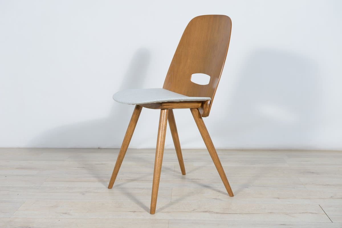 Komplet czterech krzeseł, dąb jasnoszary, szara tkanina, proj. F. Jirak, Tatra Nabytok, Czechosłowacja, lata 60. - 261819