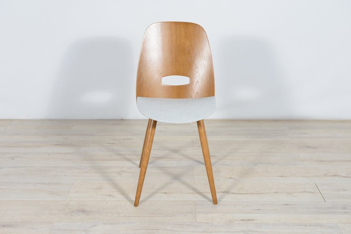 Komplet czterech krzeseł, dąb jasnoszary, szara tkanina, proj. F. Jirak, Tatra Nabytok, Czechosłowacja, lata 60. - 261817