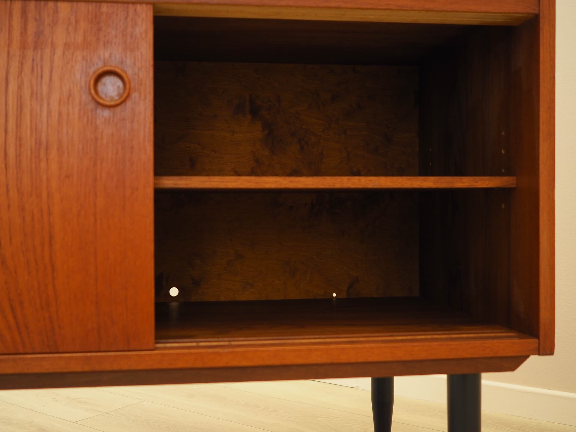 Biblioteczka, teak brązowy, proj. J. Sorth, Dania, lata 70. - 261878