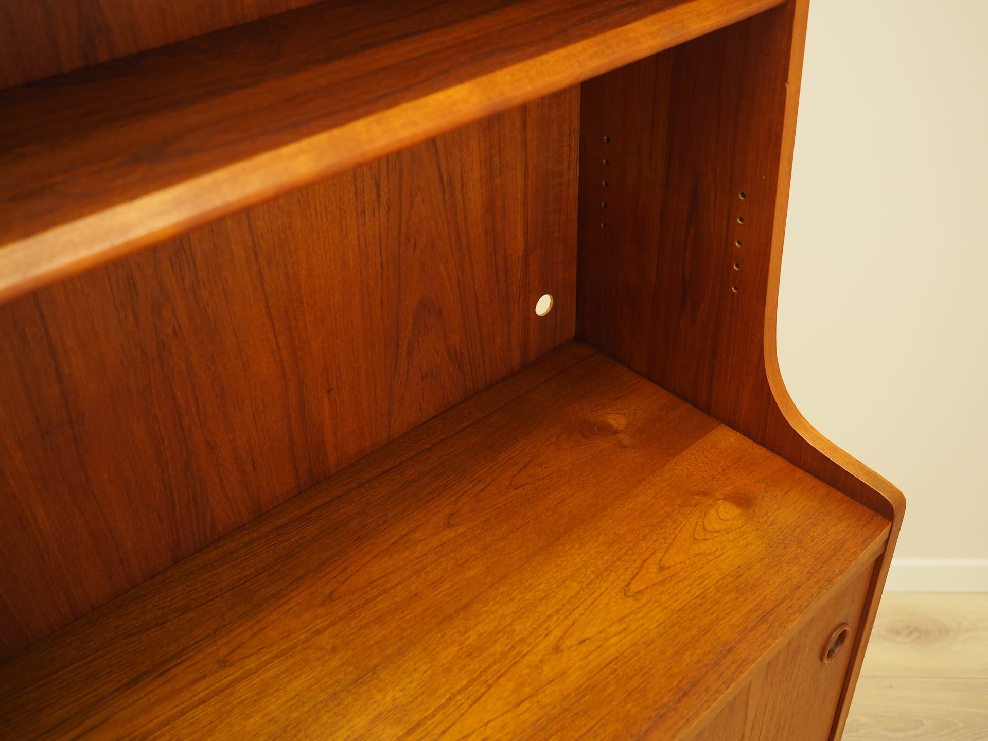 Biblioteczka, teak brązowy, proj. J. Sorth, Dania, lata 70. - 261875