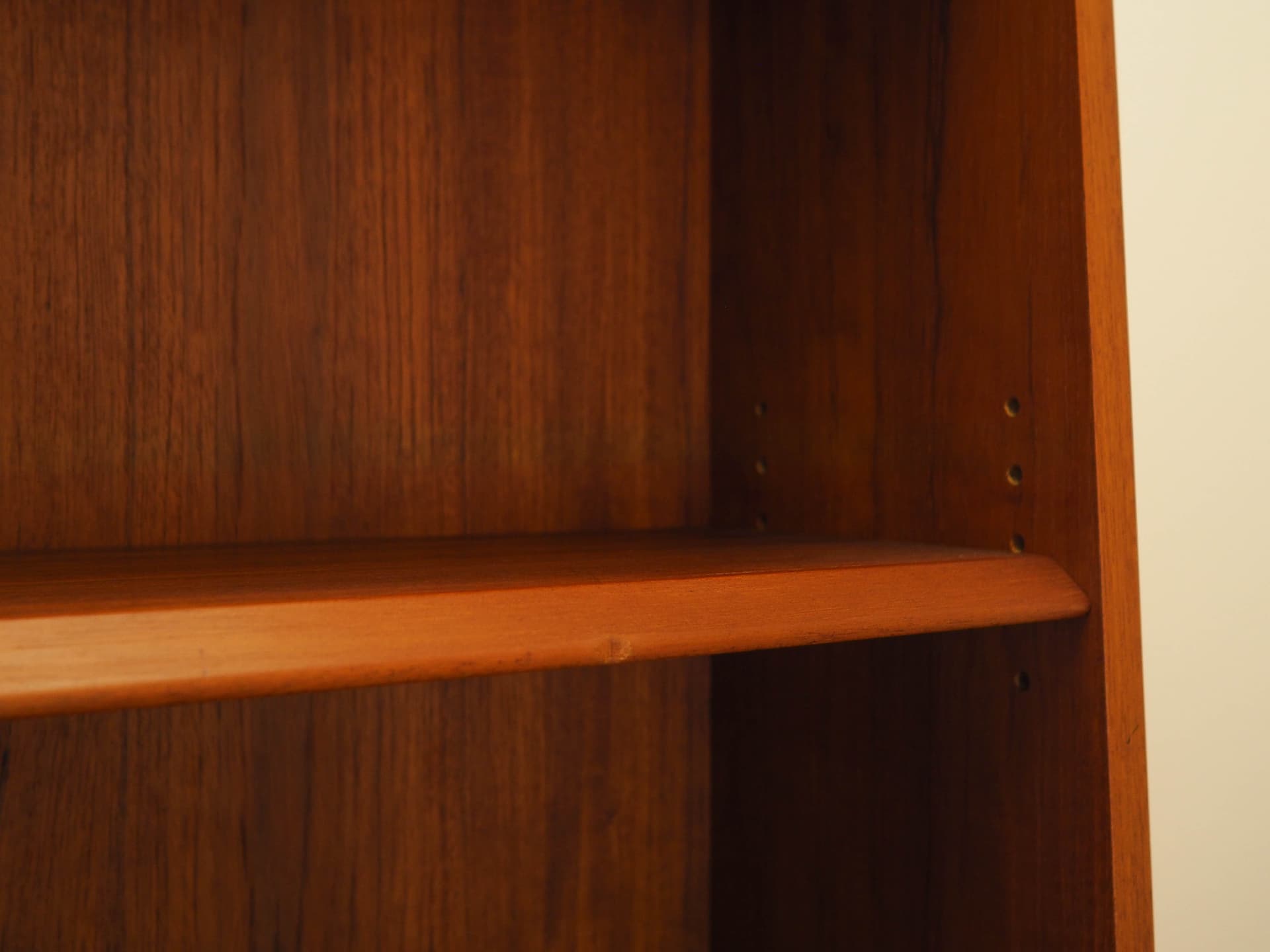 Biblioteczka, teak brązowy, proj. J. Sorth, Dania, lata 70. - 261874