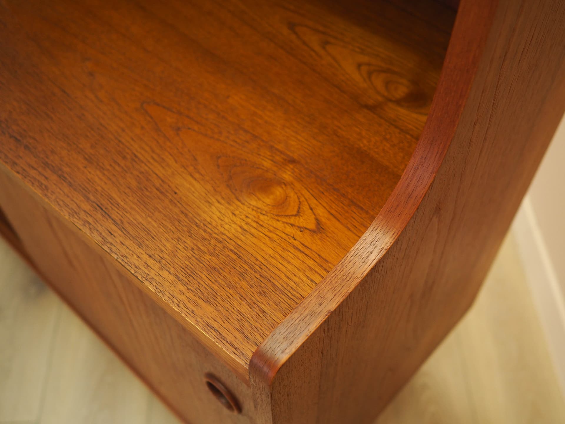 Biblioteczka, teak brązowy, proj. J. Sorth, Dania, lata 70. - 261879