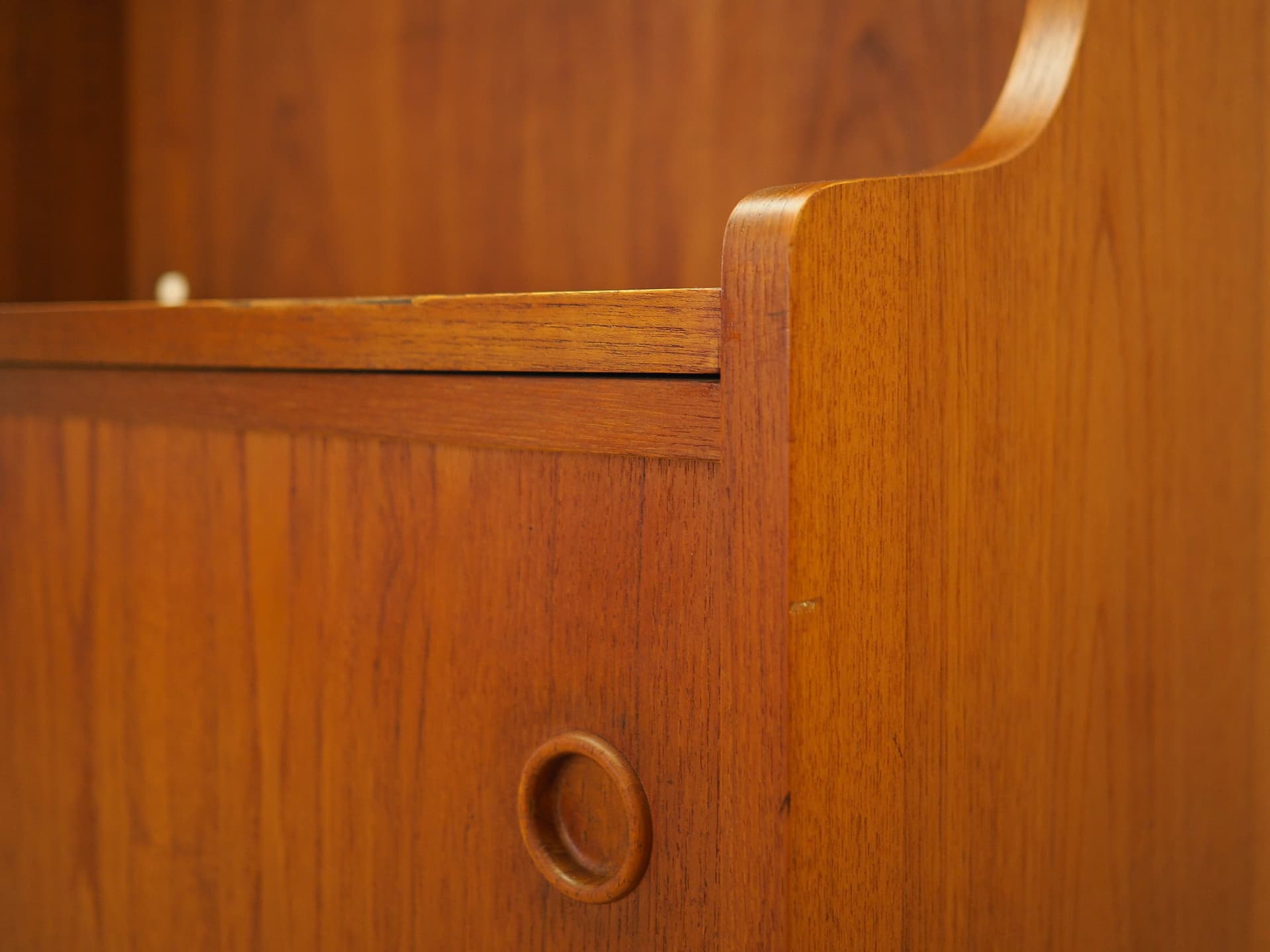 Biblioteczka, teak brązowy, proj. J. Sorth, Dania, lata 70. - 261881