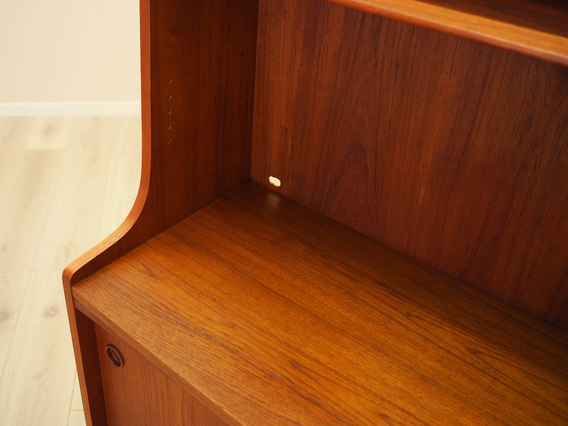 Biblioteczka, teak brązowy, proj. J. Sorth, Dania, lata 70. - 261876