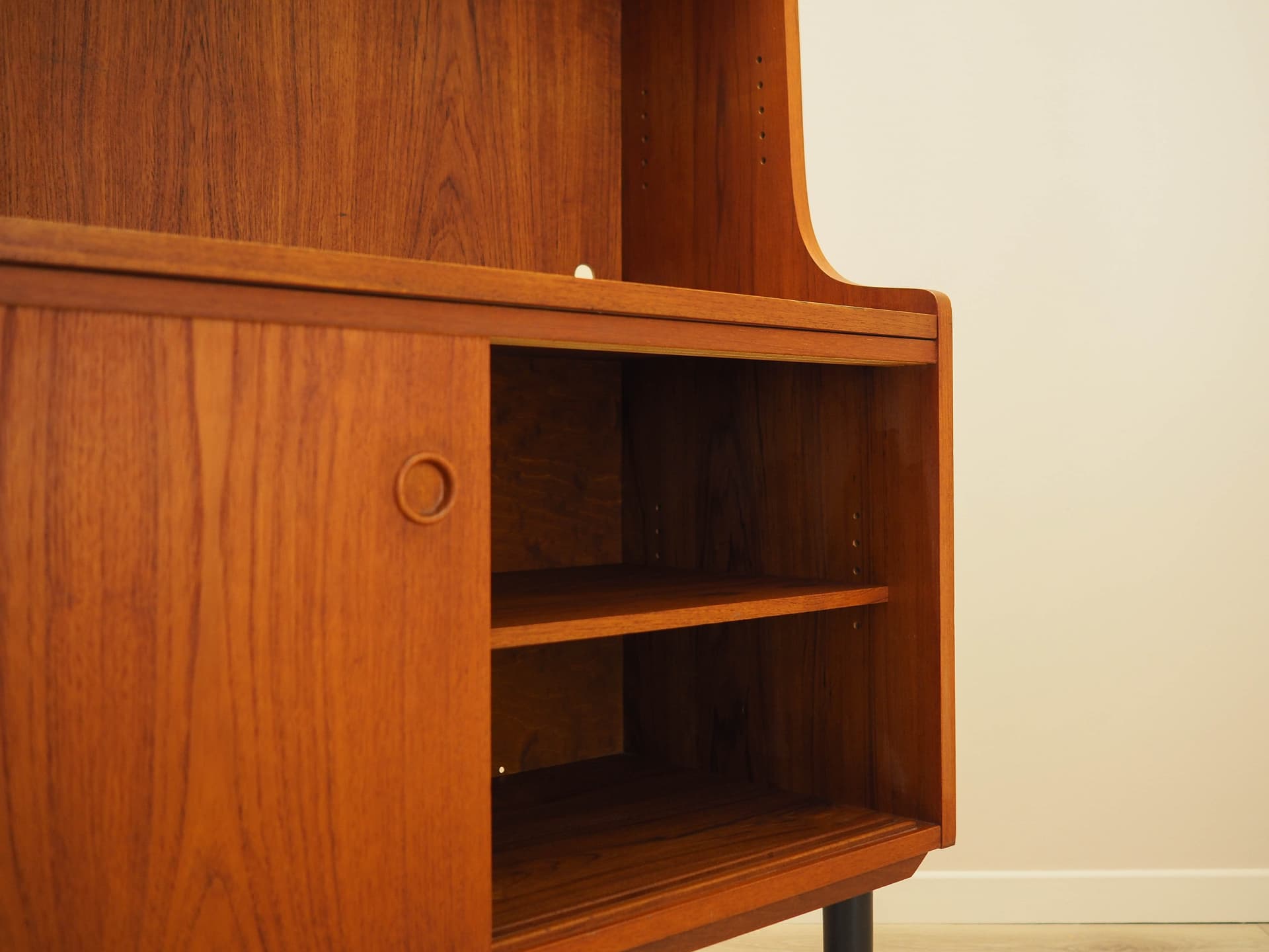 Biblioteczka, teak brązowy, proj. J. Sorth, Dania, lata 70. - 261882