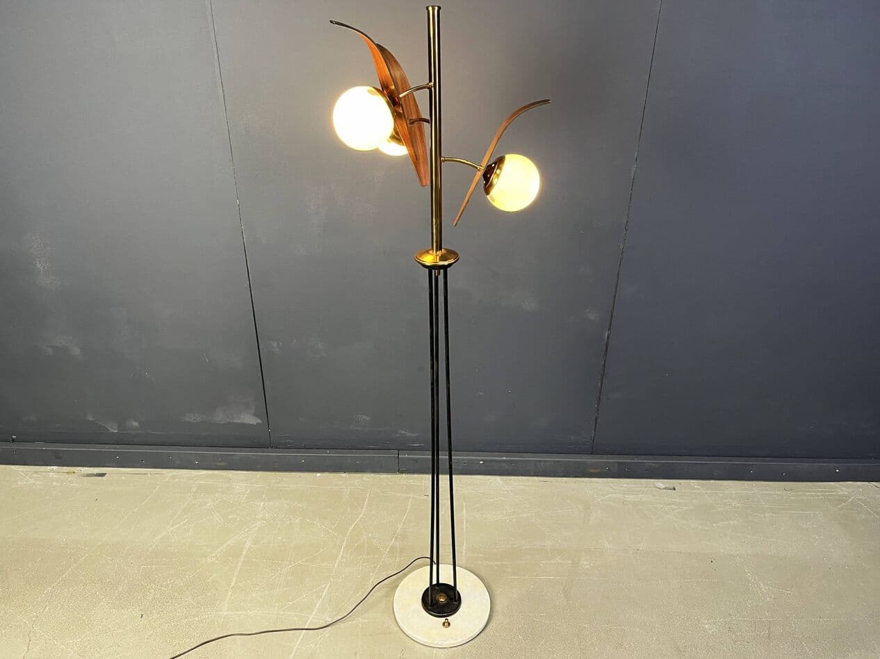 Lampa podłogowa, teak brązowy, mosiądz złoty, metal czarny, szkło białe, marmur biały, Stilnovo, Włochy, lata 60. - 267395