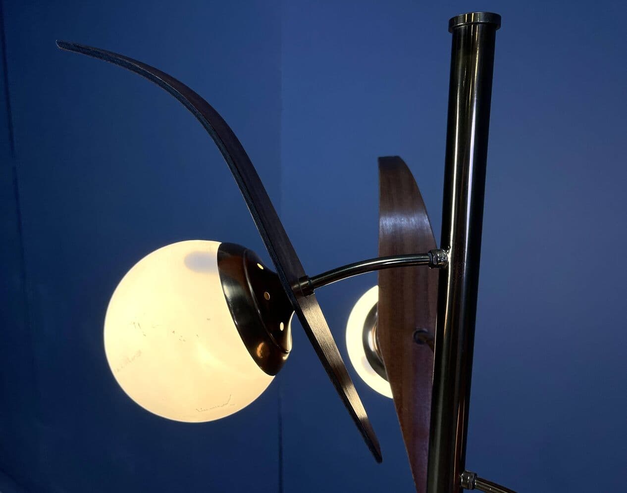 Lampa podłogowa, teak brązowy, mosiądz złoty, metal czarny, szkło białe, marmur biały, Stilnovo, Włochy, lata 60. - 267396