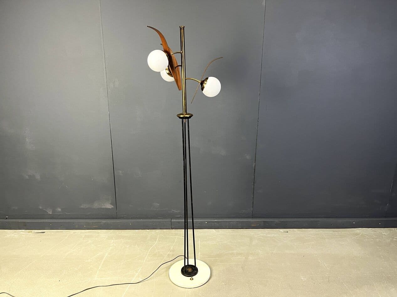 Lampa podłogowa, teak brązowy, mosiądz złoty, metal czarny, szkło białe, marmur biały, Stilnovo, Włochy, lata 60. - 267391