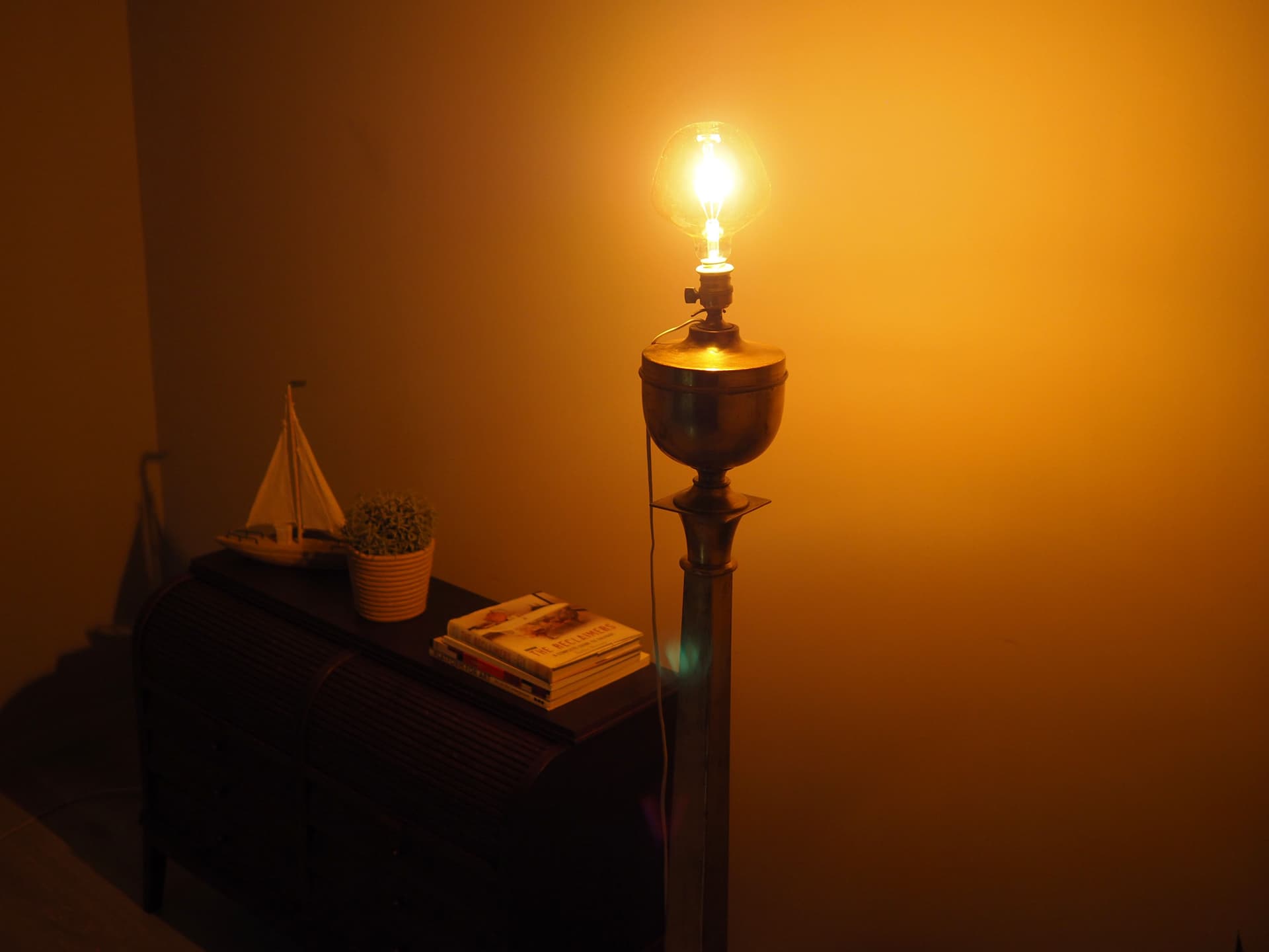 Lampa podłogowa, mosiądz złoty, Dania, lata 60. - 78090