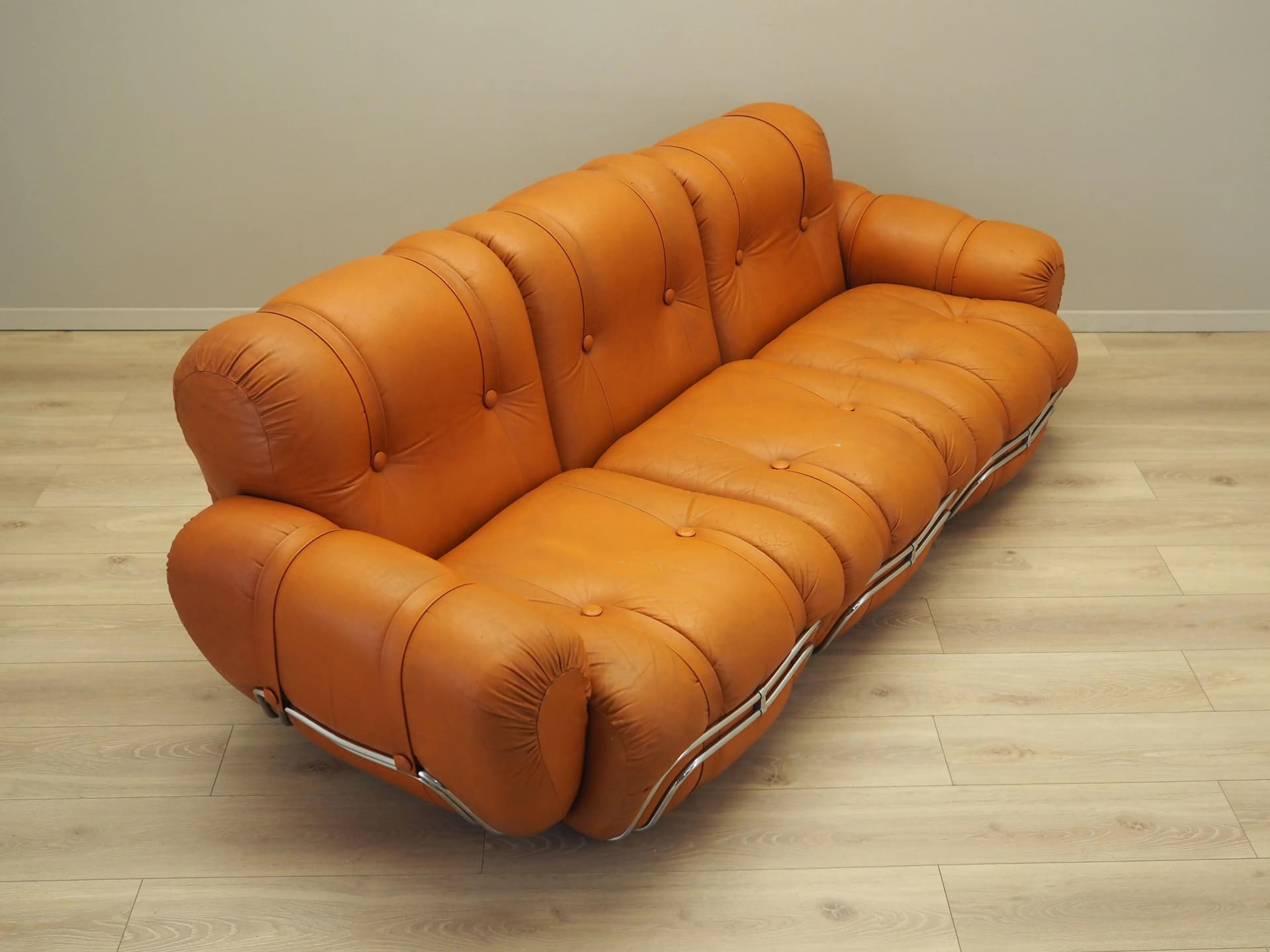 Sofa Space Age, ekoskóra pomarańczowa, metal chromowany, Włochy, lata 60. - 19718