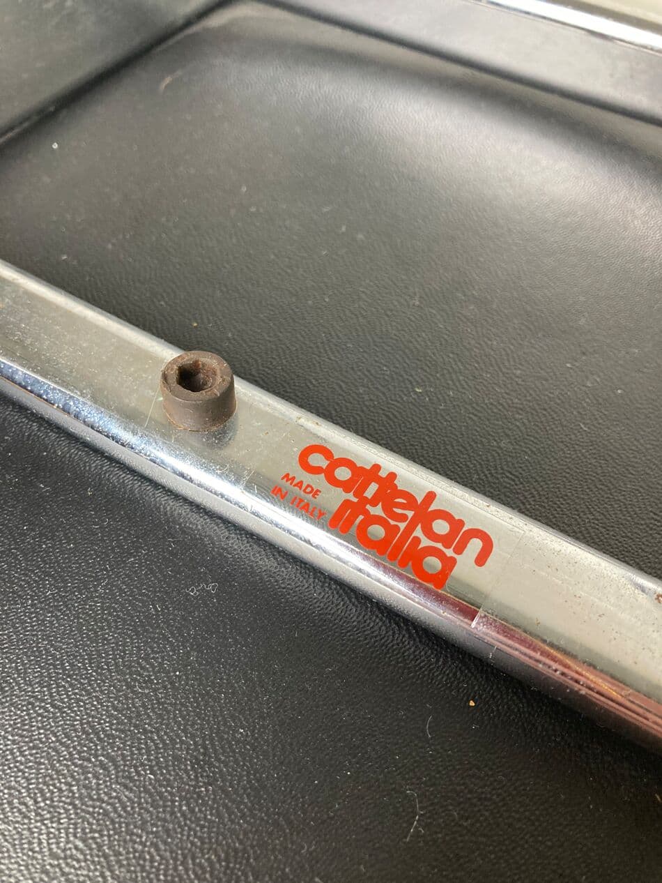 Komplet sześciu krzeseł jadalnianych, chrom srebrny, miedź, skóra czarna, Włochy, lata 70. - 265957